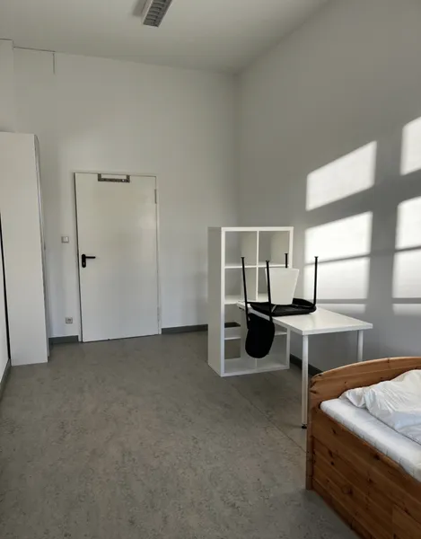 Möbliertes Zimmer in 8er WG in zentraler Lage mit Anmeldung — photo 1